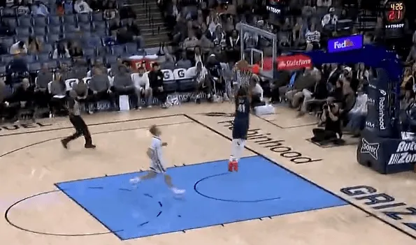 aoa体育-贝快攻扣篮打进砍下31分，鹈鹕末节打出22-11灰熊叫停