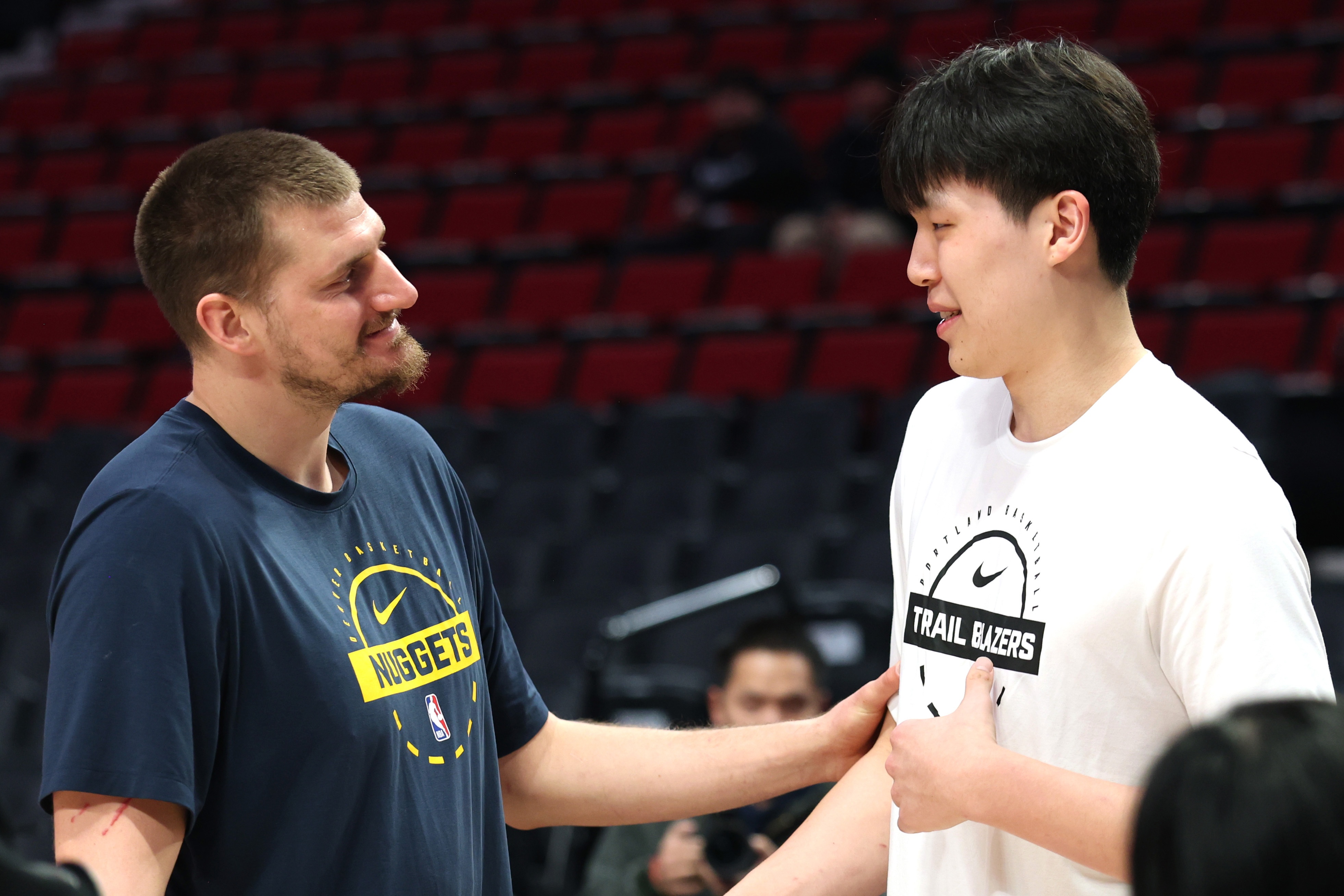 aoa体育-拓媒：解说动不动就说杨瀚森是小约基奇 这样做对杨没一点好处